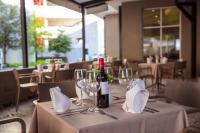 una mesa con una botella de vino y copas. en Krystal Urban Monterrey San Jeronimo, en Monterrey