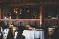 Una mesa en un restaurante con un mantel blanco. en Iris Boutique Hotel, en Walvis Bay