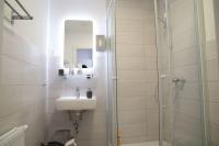 A bathroom at Pension & Restaurant La Amalia