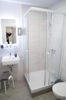 A bathroom at Pension & Restaurant La Amalia