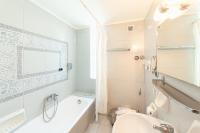 Kúpeľňa v ubytovaní Olympic Suites
