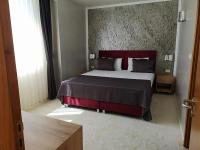 Postel nebo postele na pokoji v ubytování Terra Europe Brontes Hotel