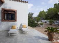 A garden outside Viviendas Los Olivos - Formentera Break