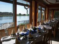 eine Reihe von Tischen mit weißen Tischdecken darauf in der Unterkunft Gasthof Zum Schwanen in Kleinostheim