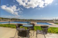 Bazén v ubytovaní Luxury Pinada Beach alebo v jeho blízkosti