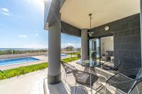 Bazén v ubytovaní Luxury Pinada Beach alebo v jeho blízkosti