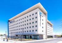 Un edificio de oficinas con un gran edificio blanco. en ibis budget Calama, en Calama