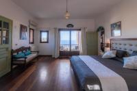 Posteľ alebo postele v izbe v ubytovaní Villa with a Character Mirabello Suites