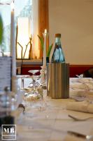 una botella de vino encima de una mesa en Pension Waldschlösschen, en Friedrichroda