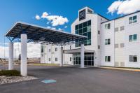 un gran edificio blanco con aparcamiento en Red Lion Inn &amp; Suites Butte, en Butte