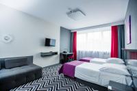 Łóżko lub łóżka w pokoju w obiekcie Hotel Wyspiański