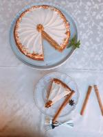 Twee borden met een taart op een tafel. bij Hotel Doña Manuela in Daimiel