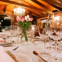 een tafel met wijnglazen en bloemen erop bij Hotel Doña Manuela in Daimiel