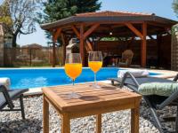 Basen w obiekcie Villa Chiara lub w pobliżu