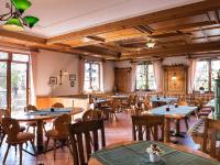 Wein- und Sekthaus F.B.Schönleber في أوستريش-فينكل: مطعم به طاولات وكراسي في غرفة