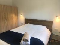 Postel nebo postele na pokoji v ubytování RIVA Seafront holiday apartments