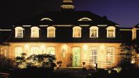 Una casa grande iluminada por la noche con luces. en Hotel am Stadtpark, en Hilden