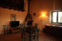 Televízia a/alebo spoločenská miestnosť v ubytovaní Agriturismo Nociquerceto