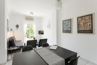 Televízia a/alebo spoločenská miestnosť v ubytovaní Central Park View Apartment