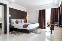 Un dormitorio con una cama grande y una sala de estar. en Radisson Hotel Sfax, en Sfax