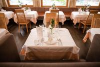 Reštaurácia alebo iné gastronomické zariadenie v ubytovaní Oliven- & Genusshotel Hirzer