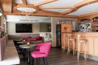 Lounge alebo bar v ubytovaní Oliven- & Genusshotel Hirzer
