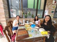 een groep vrouwen aan een tafel in een restaurant bij Baan Ketkeaw Guest House 2 in Patong Beach