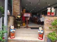 twee Chinese beeldjes staan voor een winkel bij Baan Ketkeaw Guest House 2 in Patong Beach