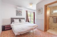 Postel nebo postele na pokoji v ubytování Chalet adosado con piscina