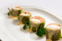 Ein weißer Teller mit etwas Essen drauf. in der Unterkunft Yvy Hotel de Selva in Puerto Iguazú