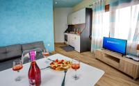TV a/nebo společenská místnost v ubytování Rent House Karavi