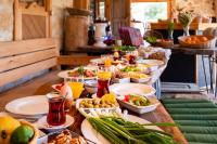 カシュにある3 Oda Kaşの長いテーブルが並ぶビュッフェ