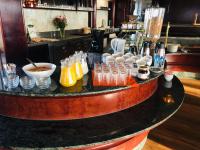 Un mostrador con muchas botellas de bebidas encima. en Leipziger Hotel, en Leipzig