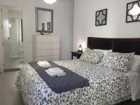 Posteľ alebo postele v izbe v ubytovaní Apartamentos Villa Serali Parking Gratis