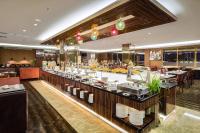 Un restaurante u otro lugar para comer en Best Western Plus Makassar Beach