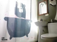 a bathroom with a shower curtain with a bear on it at 都蘭朋友家 Dulan Friends Hostel in Donghe