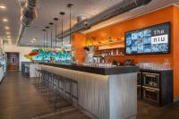 Ο χώρος του lounge ή του μπαρ στο Holiday Inn - the niu, Hide Berlin Friedrichshain by IHG