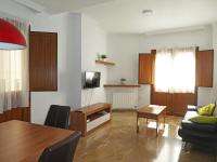 A television and/or entertainment centre at Apartamentos Catedral Plaza 3000
