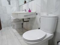 A bathroom at Apartamentos Catedral Plaza 3000