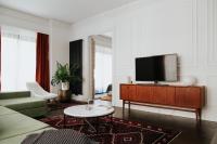 TG Hotel Apartments Budapestにあるテレビまたはエンターテインメントセンター