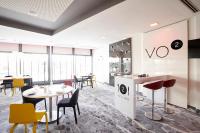 Un restaurante con mesas y sillas en una sala. en Novotel Wrocław City, en Wroclaw