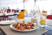 un plato de comida sentado sobre una mesa en Novotel Wrocław City, en Wroclaw