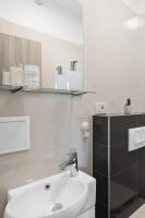 Kúpeľňa v ubytovaní Comfortable 3-Bedroom Apartment with Balcony and Fast Wi-Fi - 10 Minutes from Old Town
