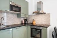 Kuchyňa alebo kuchynka v ubytovaní Comfortable 3-Bedroom Apartment with Balcony and Fast Wi-Fi - 10 Minutes from Old Town