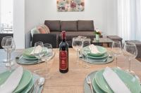 Nápoje v ubytovaní Comfortable 3-Bedroom Apartment with Balcony and Fast Wi-Fi - 10 Minutes from Old Town