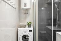Kúpeľňa v ubytovaní Comfortable 3-Bedroom Apartment with Balcony and Fast Wi-Fi - 10 Minutes from Old Town