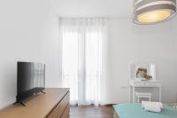 Televízia a/alebo spoločenská miestnosť v ubytovaní Comfortable 3-Bedroom Apartment with Balcony and Fast Wi-Fi - 10 Minutes from Old Town