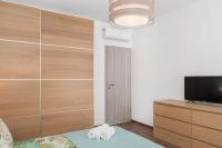 Televízia a/alebo spoločenská miestnosť v ubytovaní Comfortable 3-Bedroom Apartment with Balcony and Fast Wi-Fi - 10 Minutes from Old Town