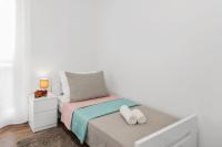 Posteľ alebo postele v izbe v ubytovaní Comfortable 3-Bedroom Apartment with Balcony and Fast Wi-Fi - 10 Minutes from Old Town
