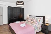 Posteľ alebo postele v izbe v ubytovaní Comfortable 3-Bedroom Apartment with Balcony and Fast Wi-Fi - 10 Minutes from Old Town